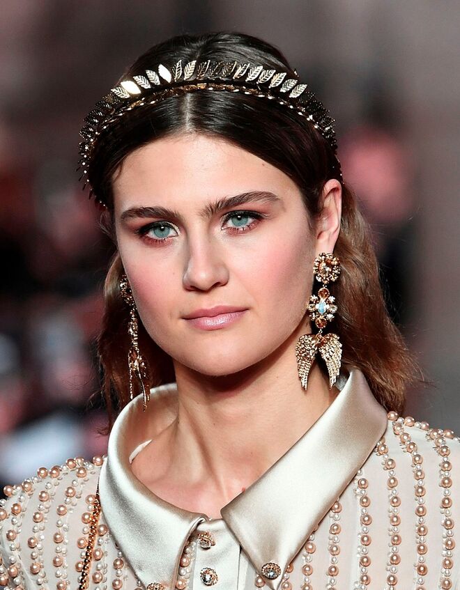Desfile alta-costura primavera/verão 2018 Georges Hobeika: Pele bem iluminada, olhos bem marcados com sombra metalizada (incluindo no canto interno) e boca hidratada com um leve brilho.