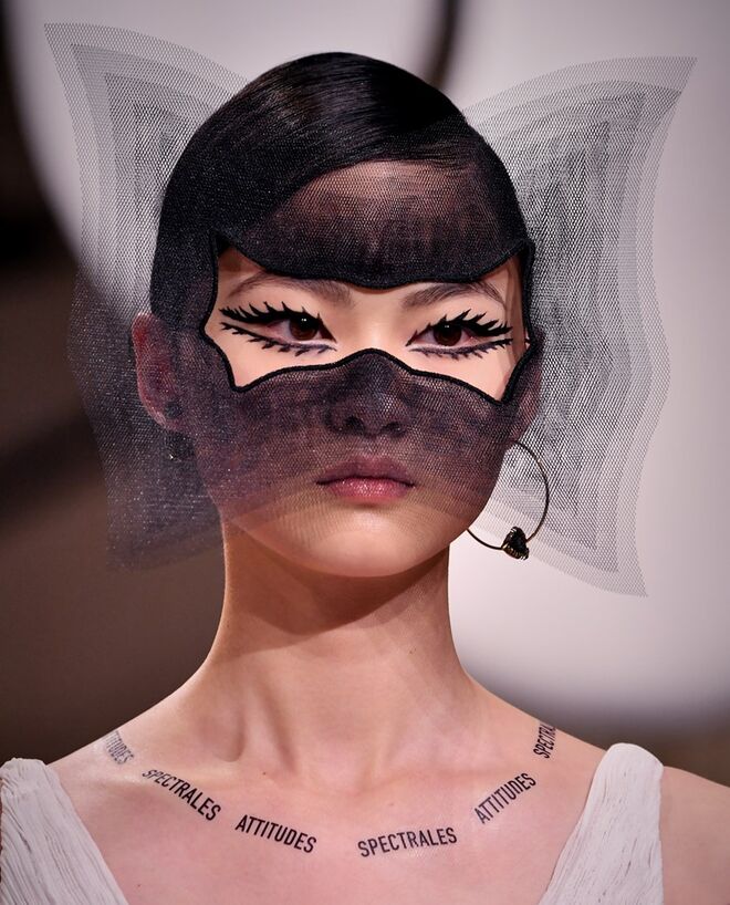 Desfile alta-costura primavera/verão 2018 Dior: Responsável pela beleza do desfile, Peter Philips, Makeup Creative and Image Director da marca, criou uma maquilhagem com destaque para os olhos, inspirado no surrealismo.
