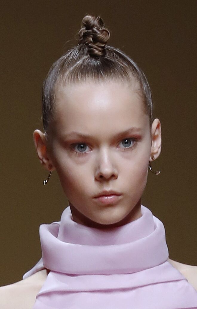 Desfile alta-costura primavera/verão 2018 Antonio Grimaldi: A opção de Grimaldi foi a no-makeup makeup, com destaque apenas para os cabelos.