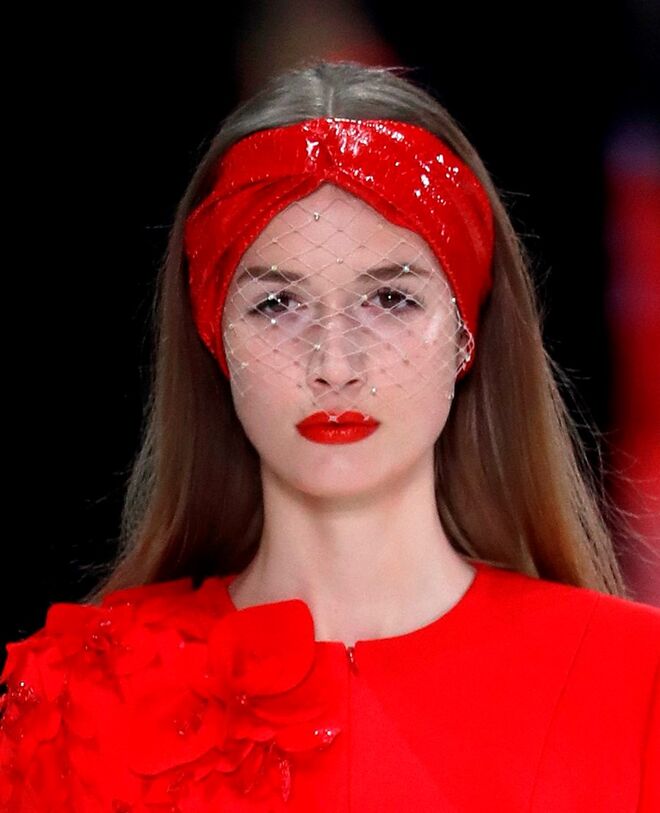 Desfile alta-costura primavera/verão 2018 Ralph & Russo: Além do voillet, a cor dos lenços amarrados à cabeça combinou com a maquilhagem e a roupa.