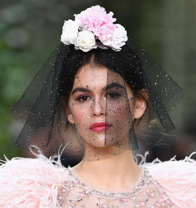 Desfile alta-costura primavera/verão 2018 Chanel: Todas as modelos usaram véus com um arranjo de flores no topo da cabeça.