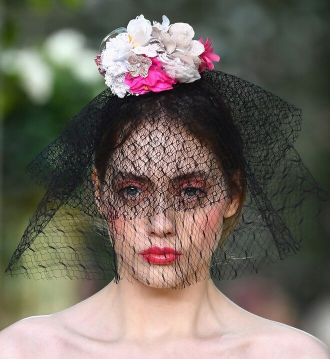Desfile alta-costura primavera/verão 2018 Chanel: Blush forte, gloss labial e maquilhagem monocromática marcaram a beleza do desfile.