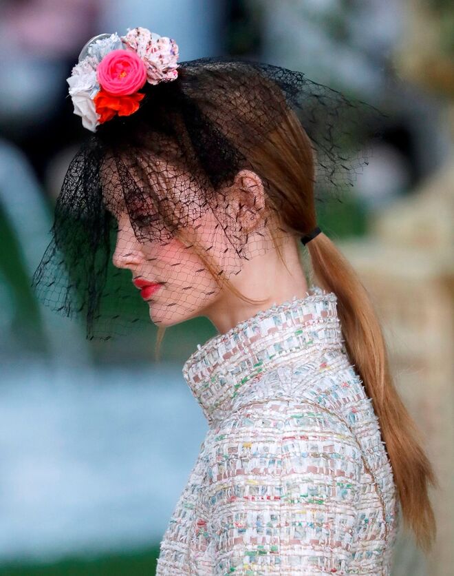 Desfile alta-costura primavera/verão 2018 Chanel: Os cabelos foram presos em rabo-de-cavalo com algumas madeixas soltas na frente.