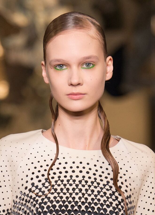 Desfile alta-costura primavera/verão 2018 Iris van Herpen: O único foco da maquilhagem foi o olhar, com um simples lápis na linha inferior dos olhos. O destaque ficou para as cores: azul, verde e amarelo.