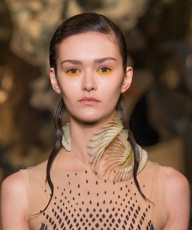Desfile alta-costura primavera/verão 2018 Iris van Herpen: Os cabelos tinham aspeto molhado e as riscas desenhavam formas geométricas.