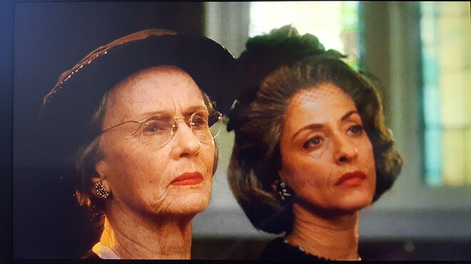 Miss Daisy (1989), de Bruce Beresford – Maquilhadores: Manlio Rocchetti, Lynn Barber e Kevin Haney. A maquilhagem da dupla reflete com precisão o envelhecimento dos personagens, notável principalmente no terceiro ato do filme sobre a história de amizade entre Daisy e o seu motorista Hoke. O filme retrata a relação entre uma mulher judia de 72 anos, interpretada por Jessica Tandy, e o seu motorista afro-americano Hoke (Morgan Freeman) na década de 50, explorando as barreiras culturais e raciais da época.