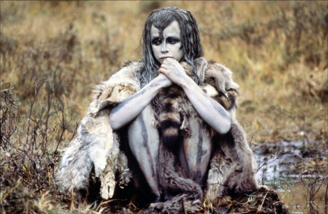 A Guerra do Fogo (1981), de Jean-Jacques Annaud – Maquilhadoras: Sarah Monzani e Michèle Burke. Uma das principais razões pelas quais a atriz Rae Dawn Chong foi escolhida para interpretar a personagem Ika nesta aventura pré-histórica sobre um trio de guerreiros viajantes foi o à-vontade com que encarou a maquilhagem da sua personagem. Rae passou a maior parte do tempo coberta apenas com pinturas corporais, tal como a maioria dos atores da produção, cujas sessões de caracterização duravam até cinco horas cada manhã.