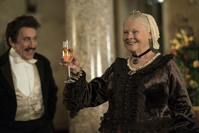 Nomeado para os Óscares de 2018: Victoria e Abdul, de Stephen Frears – Maquilhadores: Daniel Phillips e Lou Sheppard. Um filme sobre a relação de amizade entre a rainha Victoria (1819 - 1901) e o indiano Abdul Karim (1863 - 1909), que aos 24 anos é enviado para Inglaterra para servir no Jubileu de Ouro da rainha, onde se conheceram. Entre eles nasce um entendimento inesperado e a soberana confere-lhe o título de Munshi, uma palavra urdu que significa “professor”. Mais tarde, nomeou-o seu secretário oficial, o que veio a criar tensões dentro do restrito círculo real. O elenco conta com Ali Fazal, Tim Pigott-Smith, Eddie Izzard e Judi Dench, que aqui retoma o papel de rainha Victoria, antes interpretado no filme Sua Majestade, Mrs. Brown (1997), de John Madden. 