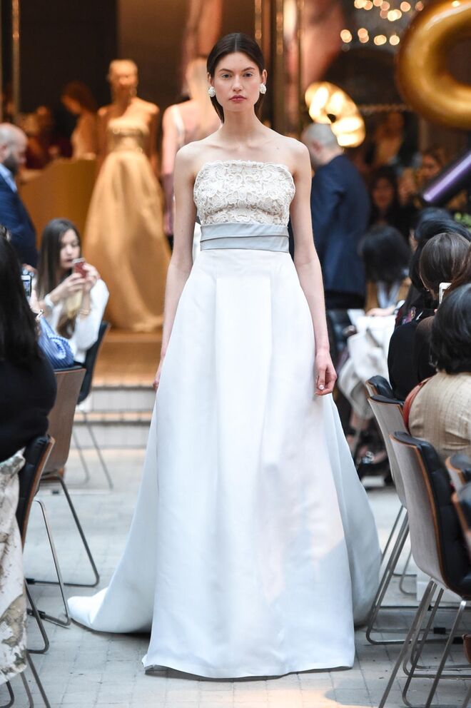 Pastéis - Não é frequente a aposta em cor quando se trata de coleções de vestidos de noiva. As marcas Rivini, Sachin & Babi ou Theia usaram tons pastel como o rosa e o azul para diferenciar as propostas desta primavera. | Sachin & Babi