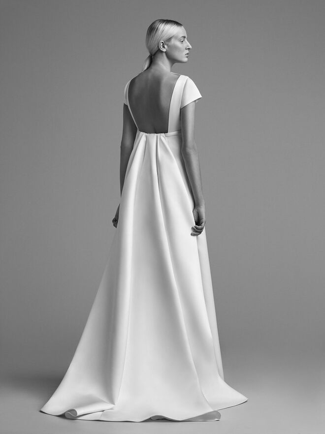 Capas e mantos - Apesar de ter sido inventado em 1770, o watteau back (um tipo de vestido comprido em que a cauda cai sobre o chão, solta, como um manto) é reinventado de forma original nesta primavera. Enquanto em Elie Saab vemos um manto sobre o vestido, em Viktor & Rolf destapam-se e marcam-se as costas, o que torna o conjunto mais sedutor e feminino. | Viktor & Rolf