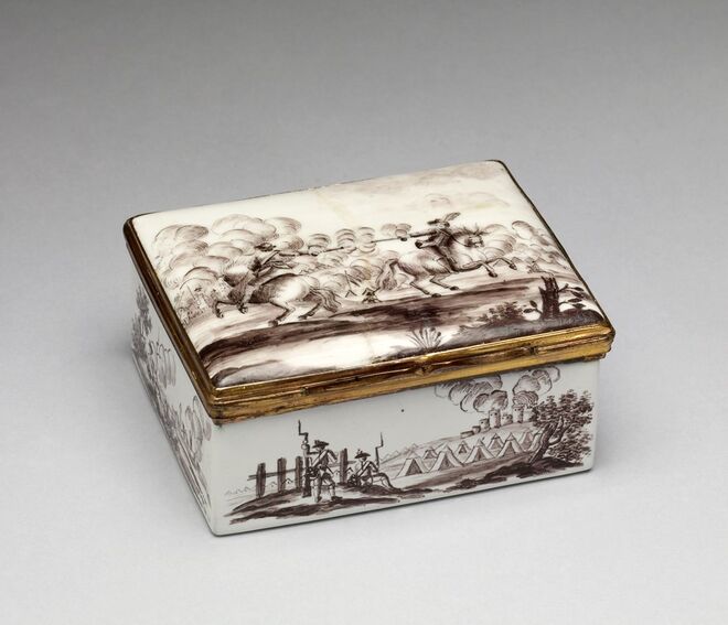 Caixa de rapé (tabaco), em esmalte e prata, com retrato da imperatriz Elizabeth. São Petersburgo, final da década de 1750. Fabergé and the Russian Crafts Tradition, Thames and Hudson.