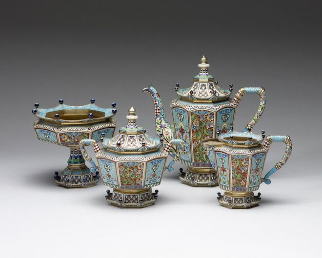 Serviço de chá em prata, filigrana e esmalte. Nikolai Vasilevich Alexseev, Moscovo 1899 – 1908. Fabergé and the Russian Crafts Tradition, Thames and Hudson.