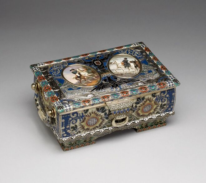 Caixa de cigarros comemorativa, em filigrana e esmalte. Fedor Ivanovich Rückert, Moscovo, 1912. Fabergé and the Russian Crafts Tradition, Thames and Hudson.