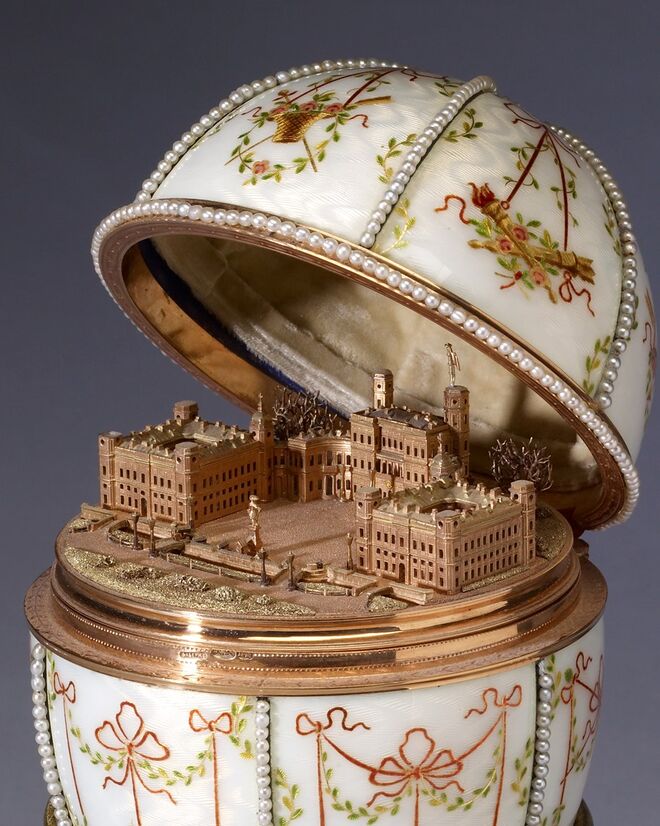 Ovo Gatchina Palace, em ouro, esmalte, prata, diamantes, cristais e pérolas. Peter Carl Fabergé, São Petersburgo, 1901. Fabergé and the Russian Crafts Tradition, Thames and Hudson.