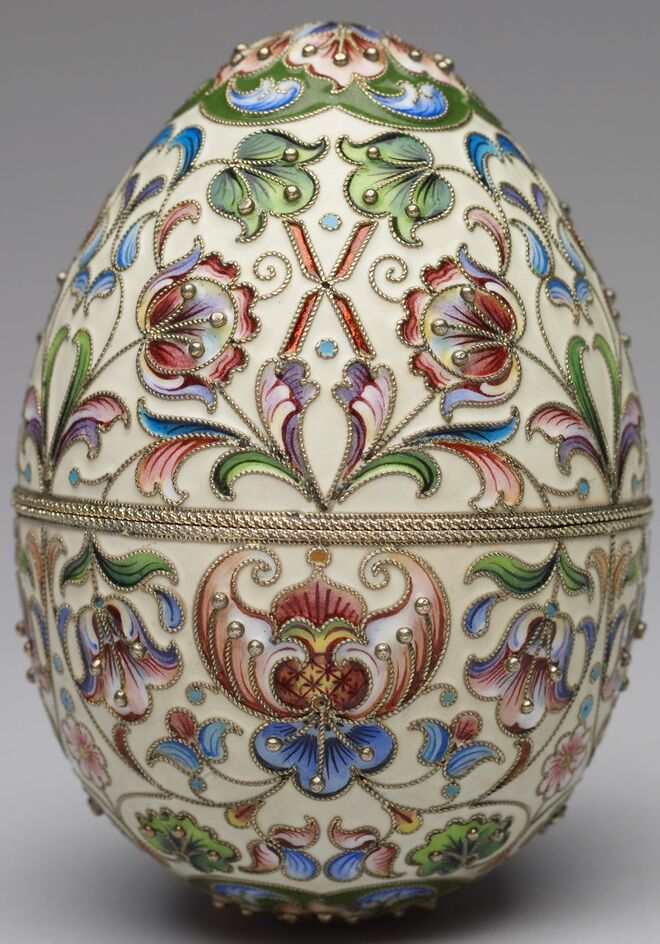 Ovo de Páscoa, em prata e filigrana de esmalte. Maria V. Semenovna, Moscovo, 1899 – 1908. Fabergé and the Russian Crafts Tradition, Thames and Hudson.