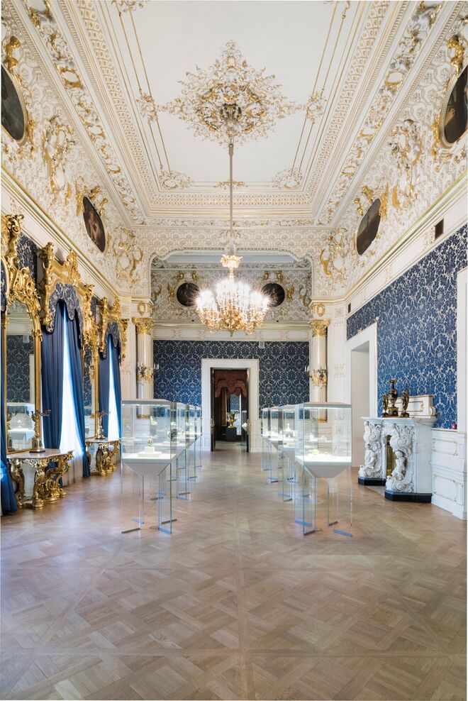 Uma sala do interior do Museu Fabergé no Palácio Shuvalov. Fabergé: Theasures of Imperial Russia, Rizzoli.