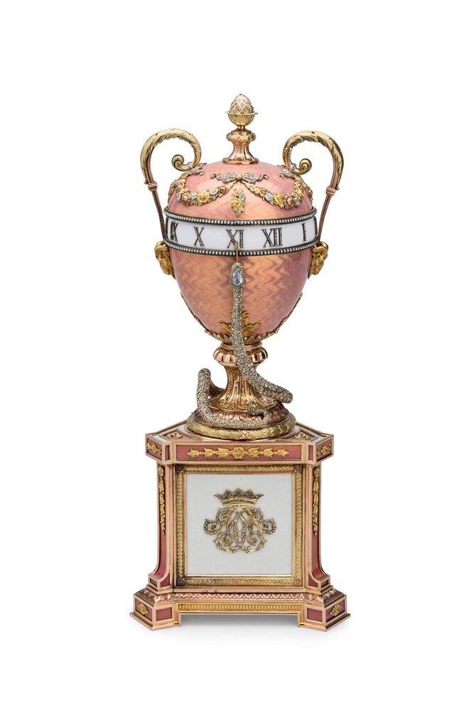 Ovo Duquesa de Marlborough em ouro, diamantes, pérolas e esmalte. Pelo mestre artesão da Fabergé Michael Perhcin. São Petersburgo, 1902. Fabergé: Theasures of Imperial Russia, Rizzoli.