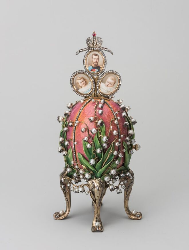 Ovo Lilies of the Valley, em ouro, diamantes, rubis, pérolas, marfim, vidro, esmalte e aguarela. Pelo mestre artesão da Fabergé Michael Perhcin e miniatura de carruagem feita por Johannes Zehngraf. São Petersburgo,1898. Fabergé: Theasures of Imperial Russia, Rizzoli.