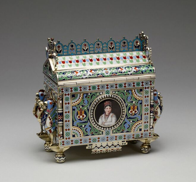Caixa em forma de Izba (habitação camponesa típica da Rússia), em prata, esmalte e veludo. Pavel Ovchinnikov, Moscovo, 1876. Fabergé and the Russian Crafts Tradition, Thames and Hudson.