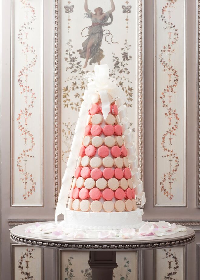 Pirâmide de Macarons, com Fita de Açúcar, de 90 a 370 macarons. Preço de 279,50€ a 1000,50€