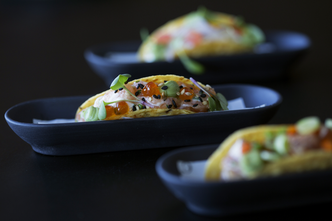 Provar o novo menu do Café Príncipe Real: mini tacos de tártaro de novilho compickle de mostarda ou o de atum (€3,50 cada)