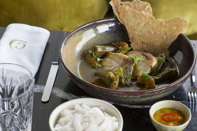 Provar o novo menu do Café Príncipe Real: Caril de garoupa e camarão com arroz basmati e chutney de manga (22€). 