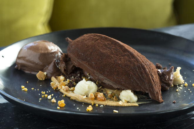 Provar o novo menu do Café Príncipe Real: Chocolate de São Tomé com banana e praliné de amendoim salgado (8€)