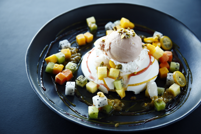 Provar o novo menu do Café Príncipe Real: Suspiro de frutos tropicais com pistácios torrados e gelado de goiaba (€7). 