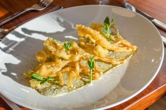 Petiscar com amigos no TOPO Belém: Peixinhos da terra (cogumelos) e maionese de algas (€6) 
