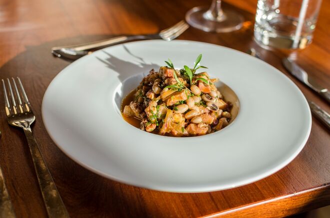 Petiscar com amigos no TOPO Belém: Salada de feijão
