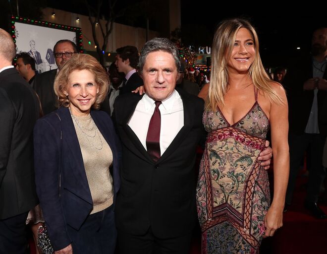 Shari Redstone com o ex-presidente da Paramount, Brad Grey e Jennifer Aniston