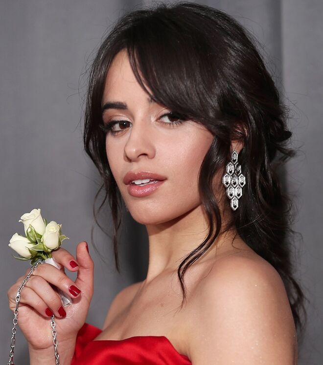 Camila Cabello | Maquilhagem simples, com pouco brilho nos olhos e gloss transparente. O cabelo ondulado foi meio preso.