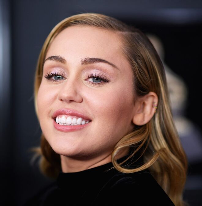 Miley Cyrus | O cabelo da cantora surgiu estilo hollywoodiano, em ondas largas e dividido de lado. A maquilhagem tinha pouco brilho nos olhos e lábios. Tudo em tom rosa claro.