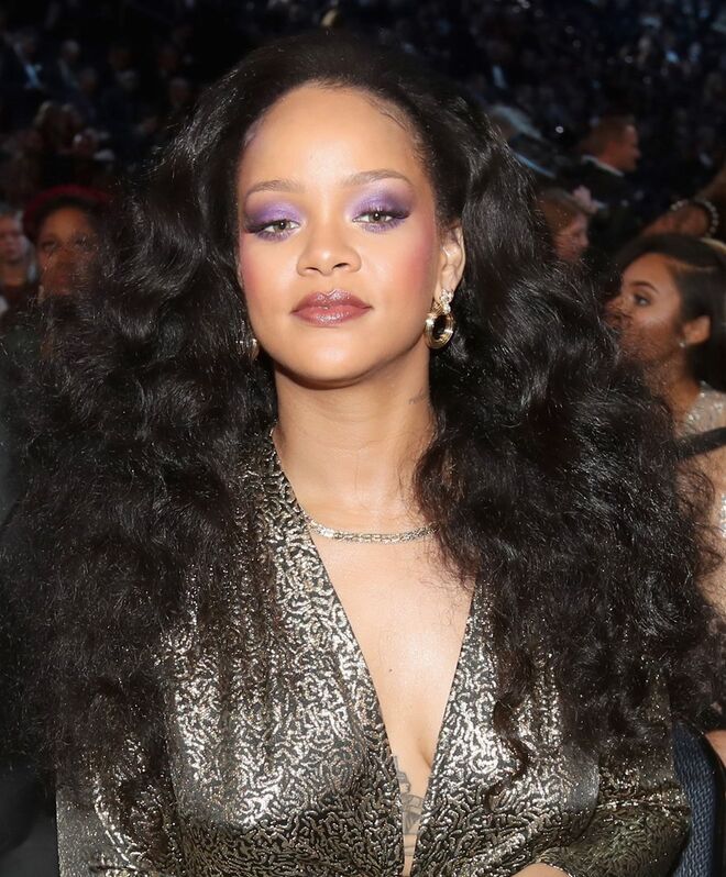 Rihanna | Vencedora na categoria Colaboração em Rap com Kendrick Lamar com a música Loyalty, Rihanna também apostou no cabelo volumoso com grandes caracóis. Priscilla Ono, Global Make-up Artist da Fenty Beauty, foi a responsável pela maquilhagem em tons de lilás e vinho. Nos lábios, Priscilla usou o batom Mattemoiselle Plush Matte Lipstick no tom Shawty e finalizou com o Gloss Bomb Universal Lip Luminizer, ambos da Fenty Beauty.