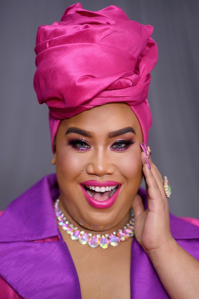 Patrick Starrr | Steven Tabimba maquilhou o guru de beleza do YouTube em tons de rosa choque.
