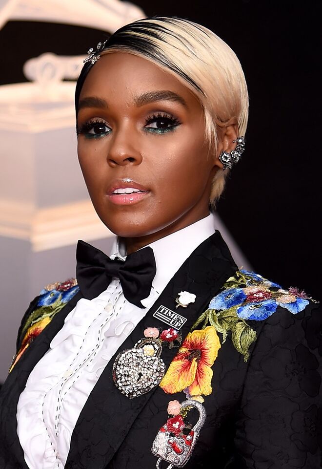 Janelle Monae | A maquilhadora Jessica Smalls inspirou-se na modelo ícone dos anos 60 Twiggy para este look, a que chamou “Twiggy 2018”, com destaque para os olhos, com muitas pestanas postiças e um toque moderno dado através do uso de cor, neste caso o turquesa, na linha inferior dos olhos. O penteado, que também lembrava o pixie de Twiggy, foi feito por Nikki Nelms.