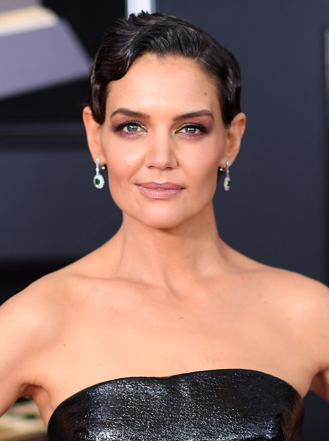 Katie Holmes | O hairstylist DJ Quintero apostou em ondas estilo anos 20. Para a maquilhagem, Genevieve Herr usou sombras brilhantes nos tons de malva, ouro e prata da Pat McGrath Labs.