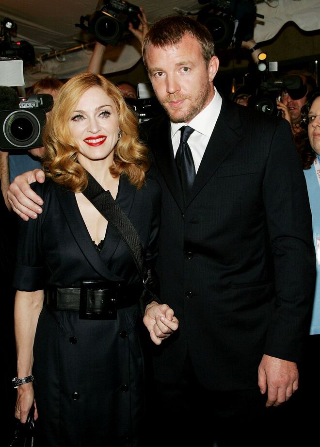 Madonna e Guy Ritchie: 10 anos de diferença. Casaram a 22 de dezembro de 2000. O primeiro filho, Rocco, nasceu em agosto de 2000 e adoptaram David em 2008, ano em que se divorciaram. 