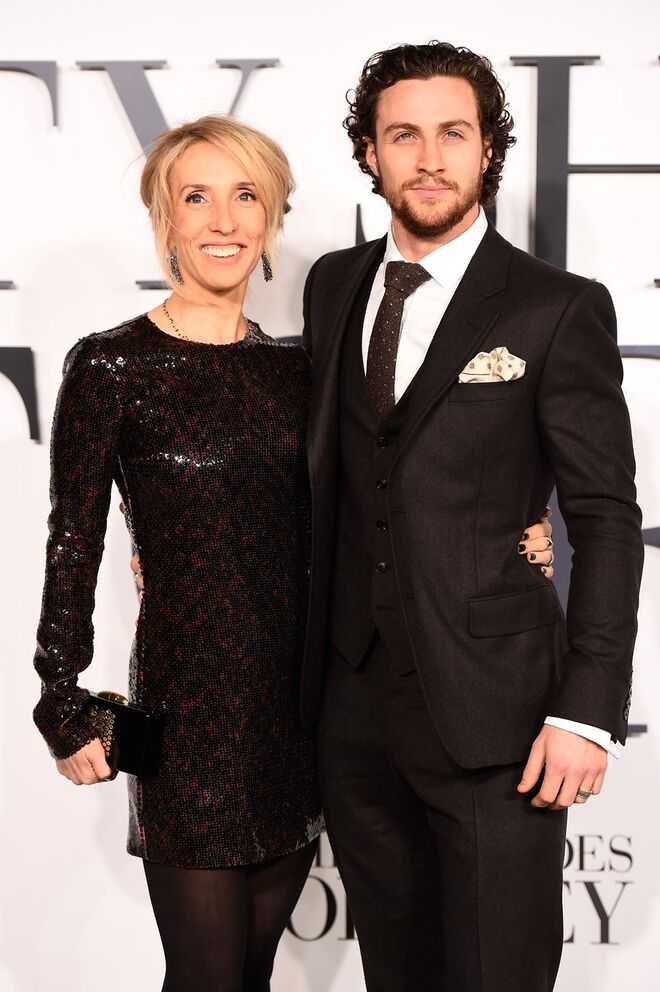 Sam Taylor-Wood e Aaron Taylor-Johnson: 23 anos de diferença. A realizadora de Cinquenta Sombras de Grey e o ator casaram em 2012 depois de se terem conhecido nas gravações de Para Lá da Música, de 2009. Têm dois filhos, Wylda Era e Romey Hero Johnson. 