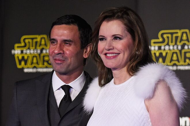 Geena Davis and Reza Jarrahy: 15 anos de diferença. A atriz, que venceu o Óscar de Melhor Atriz Secundária pelo filme O Turista Acidental, em 1989, casou com o cirurgião plástico Reza Jarrahy, em 2001. Têm três filhos. 