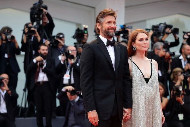 Julianne Moore e Bart Freundlich: 9 anos de diferença. Casaram em 2003 e têm dois filhos, Liv e Caleb Freundlich. 