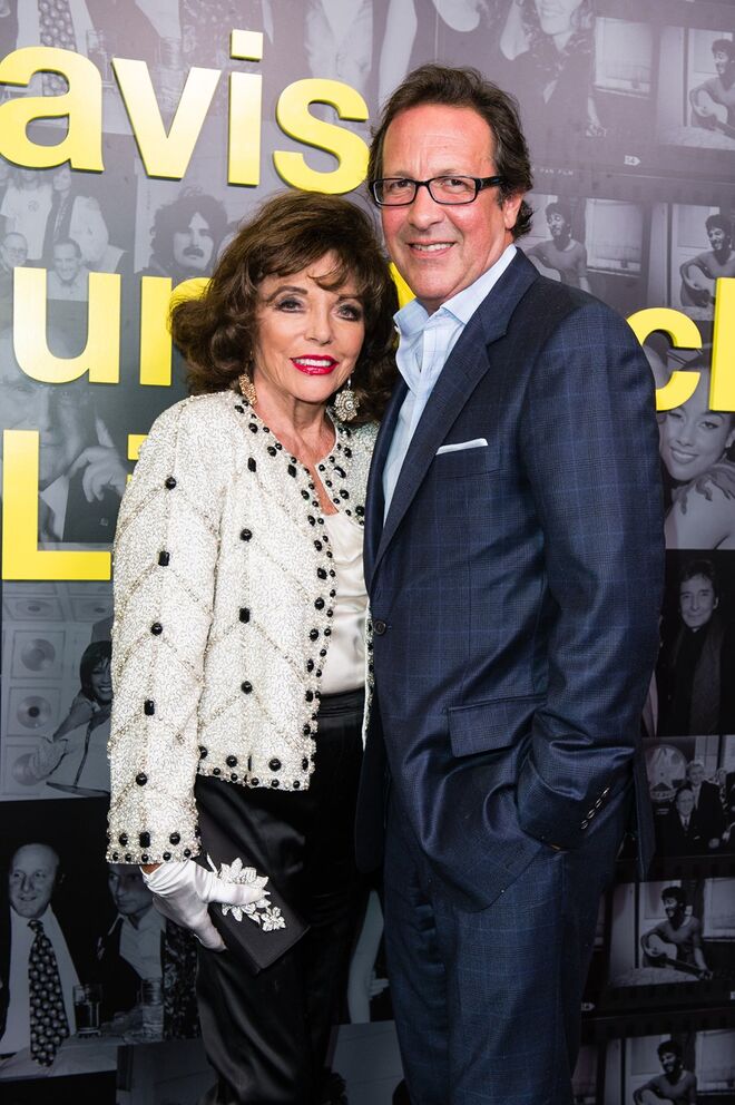 Joan Collins e Percy Gibson: 32 anos de diferença. Depois de quatro casamentos que resultaram em divórcio, Joan Collins está casada com Percy Gibson desde 2002.  