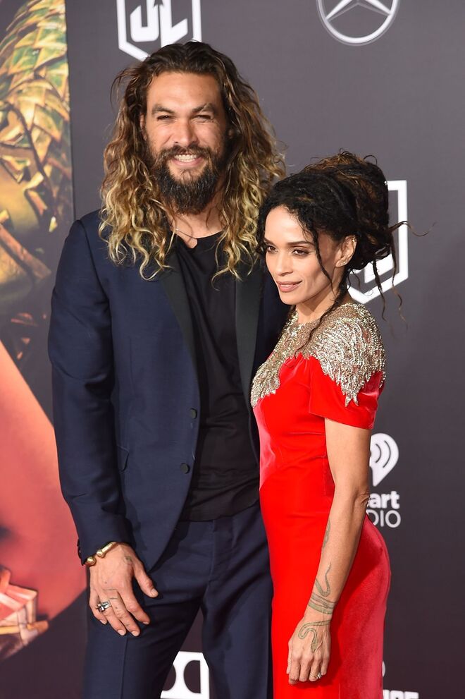 Lisa Bonet e Jason Momoa: 12 anos de diferença. Os dois atores casaram, segundo a revista People, no início de outubro de 2017. Estão juntos desde 2005 e têm dois filhos em comum, Lola, nascida em 2007, e Nakoa-Wolf, em 2008. 