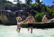 Julianne Hough e Brooks Laich | Julianne e Brooks casaram numa cerimónia ao ar livre em Idaho, em julho de 2017. A lua-de-mel foi na ilha de Frégate, nas Seychelles. O casal voou depois para o Quénia, onde continuou a viagem.