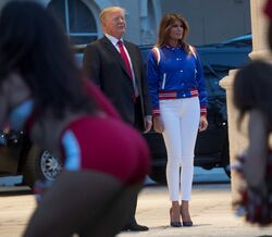 O look de Melania Trump para assistir ao Super Bowl