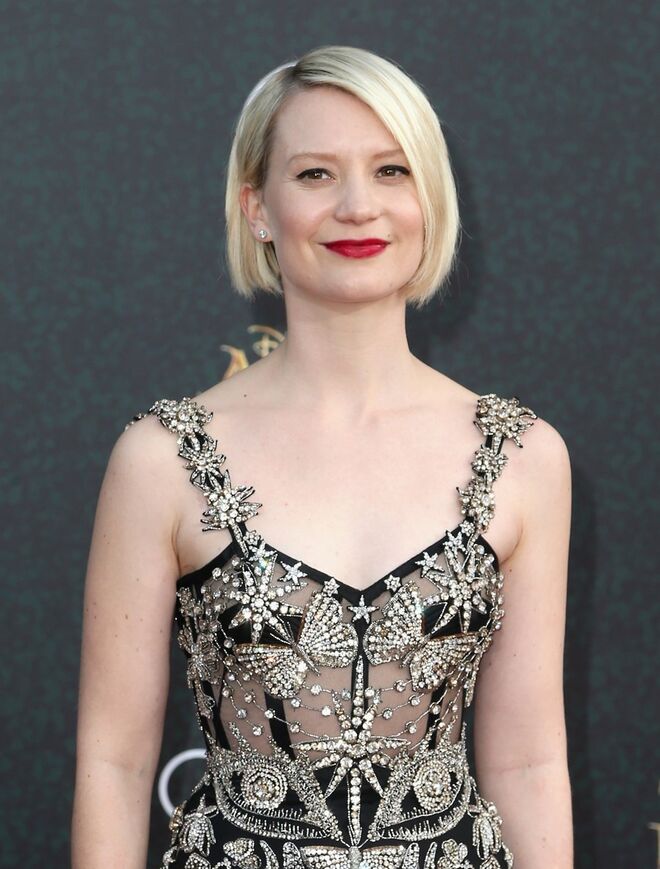 MIA WASIKOWSKA: MEE-UH VA-SHEE-KOV-SKA