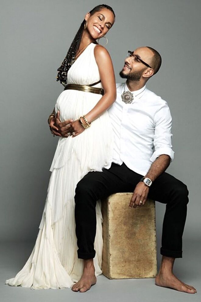 Alicia Keys e Swizz Beatz | A cantora anunciou a segunda gravidez através do Instagram, com a descrição: “Feliz aniversário para o amor da minha vida @therealswizzz. E para torná-lo ainda mais doce, fomos abençoados com mais um anjo a caminho! Fazes-me mais feliz do que nunca! Por muitos mais anos das melhores partes da minha vida!” Genesis Ali Dean nasceu a 27 de dezembro de 2014. O casal já tinha outro filho, Egypt Daoud Dean, de 7 anos. 