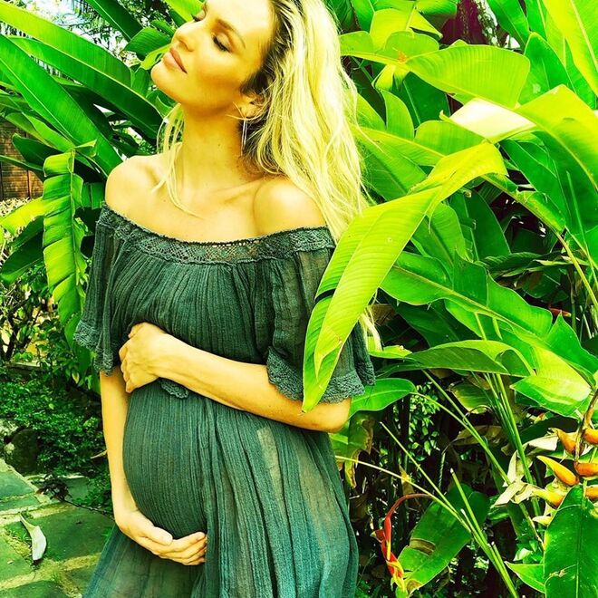 Candice Swanepoel e Herman Niccoli | Para anunciar a segunda gravidez, em dezembro de 2017, Candice partilhou uma foto no Instagram, onde aparece com um vestido verde a agarrar a barriga. A descrição diz: “O Natal chegou mais cedo… #2.” O casal já é pai de Anacã, de 15 meses. 