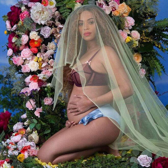 Beyoncé e Jay-Z | A cantora anunciou que estava grávida de gémeos no Instagram, com uma publicação que se consagrou como a mais gostada de 2017. “Gostaríamos de partilhar o nosso amor e felicidade. Fomos abençoados mais duas vezes. Estamos muito agradecidos por aumentarmos a nossa família em dois e agradecemos os vossos votos de felicidades. – The Carters.” 