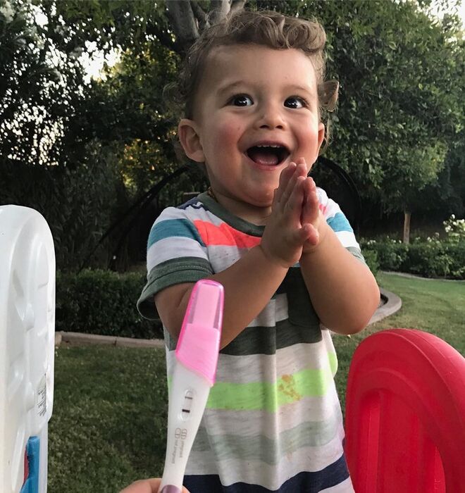 Nicole Phelps e Michael Phelps | O casal anunciou a gravidez através do Instagram do filho, no verão passado. Na foto, Boomer Phelps aparece com o teste de gravidez, com a descrição: “Tão entusiasmado para ver o que a mãe vai ter!! Vou ter um irmão ou uma irmã?!?” 
